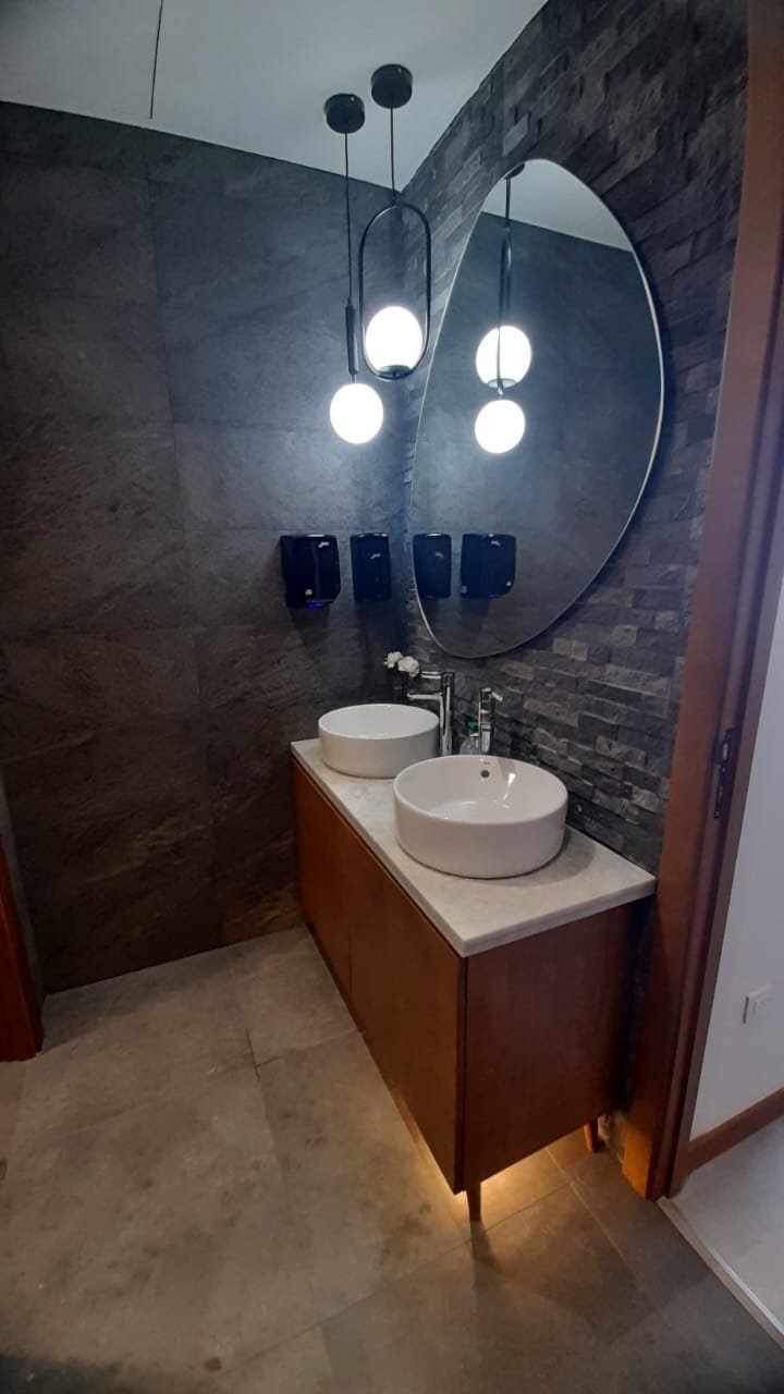 Vasque à poser ronde sur meuble bois et miroir circulaire
