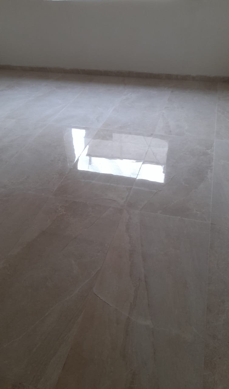 Carrelage grand format, sol poli