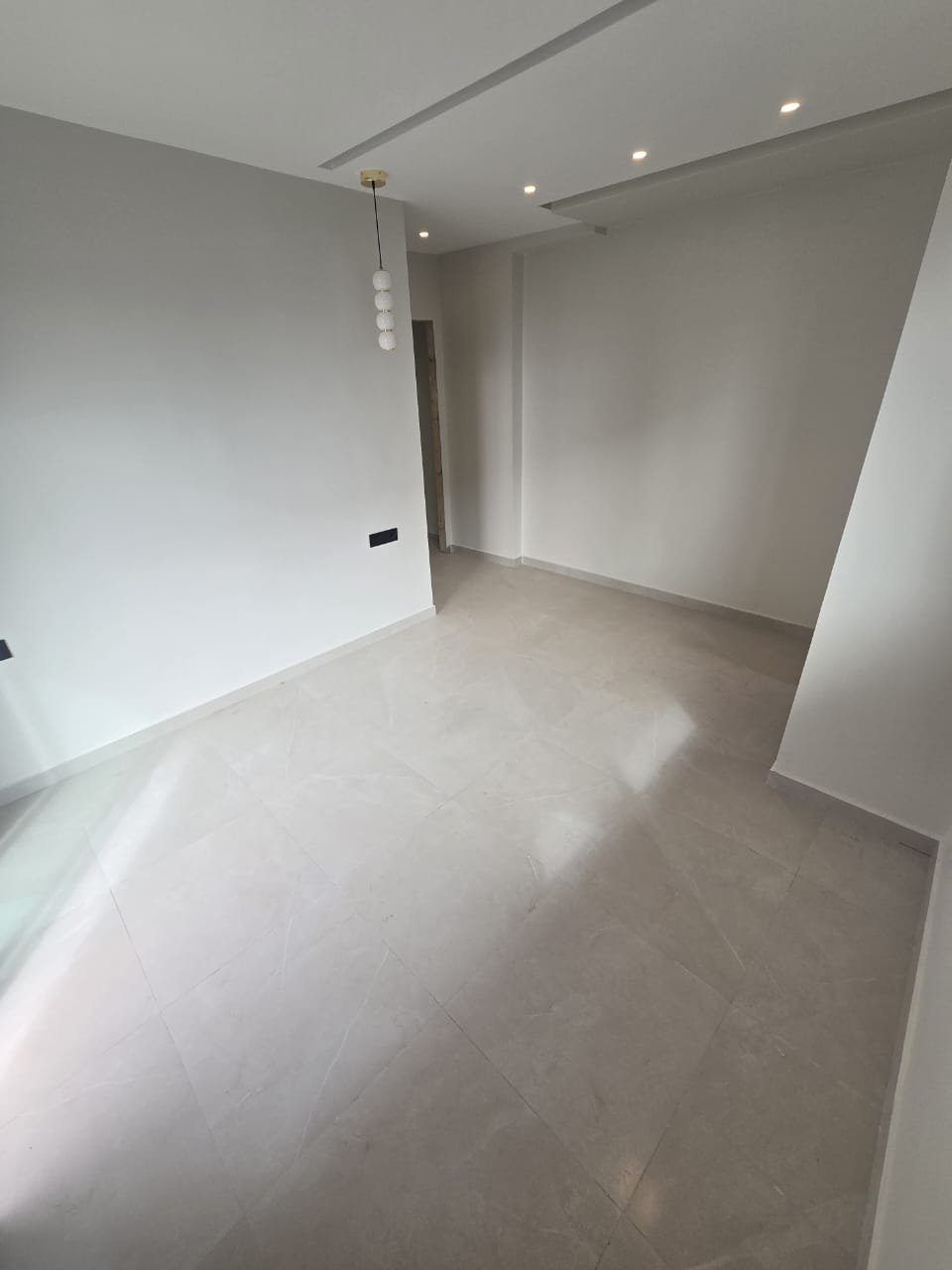Chambre livrée, peinture et revêtement