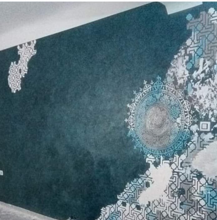 Motif décoratif blanc en médaillon sur fond turquoise