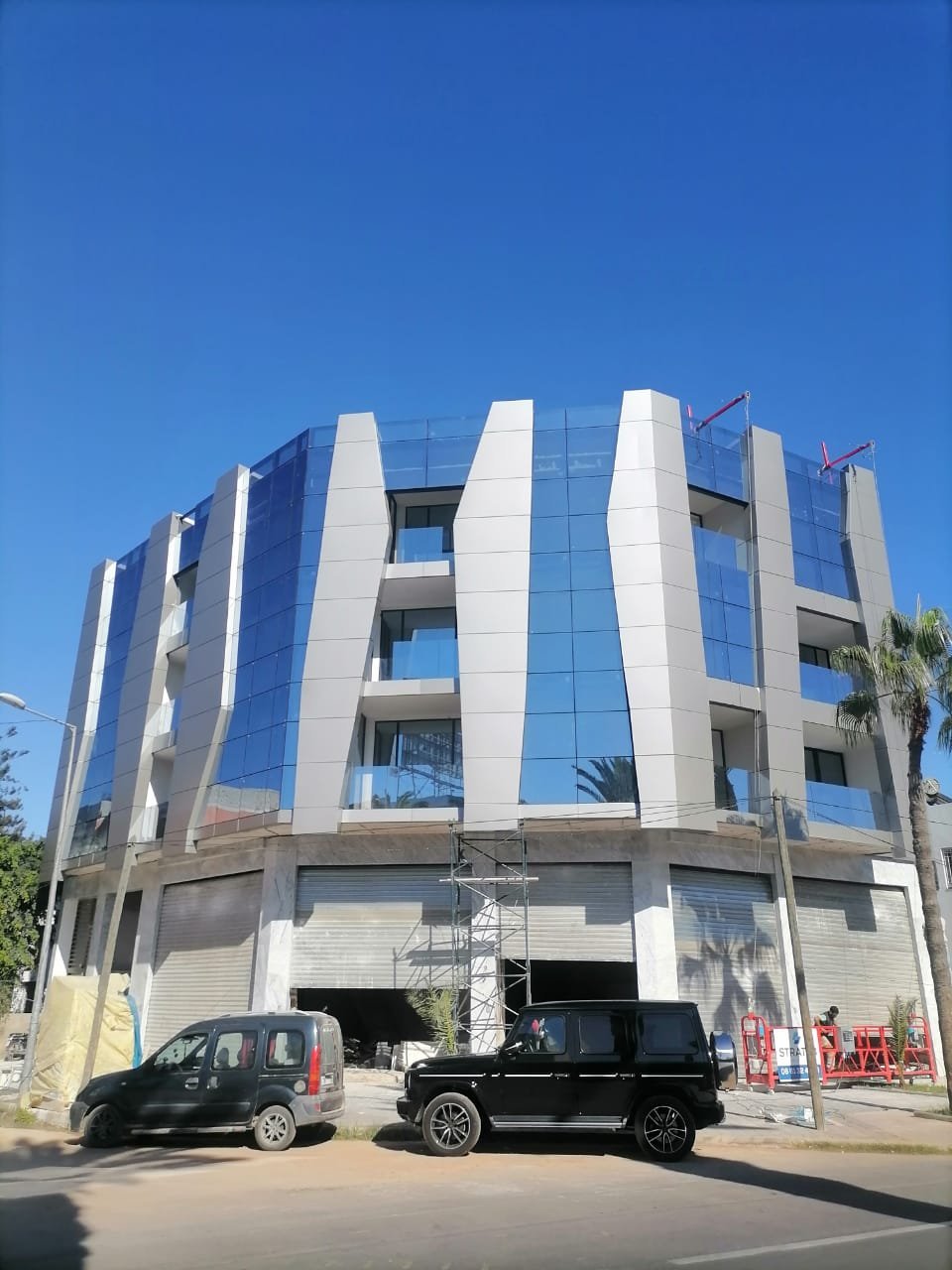 Immeuble de bureaux, façade en verre bleu et habillage blanc
