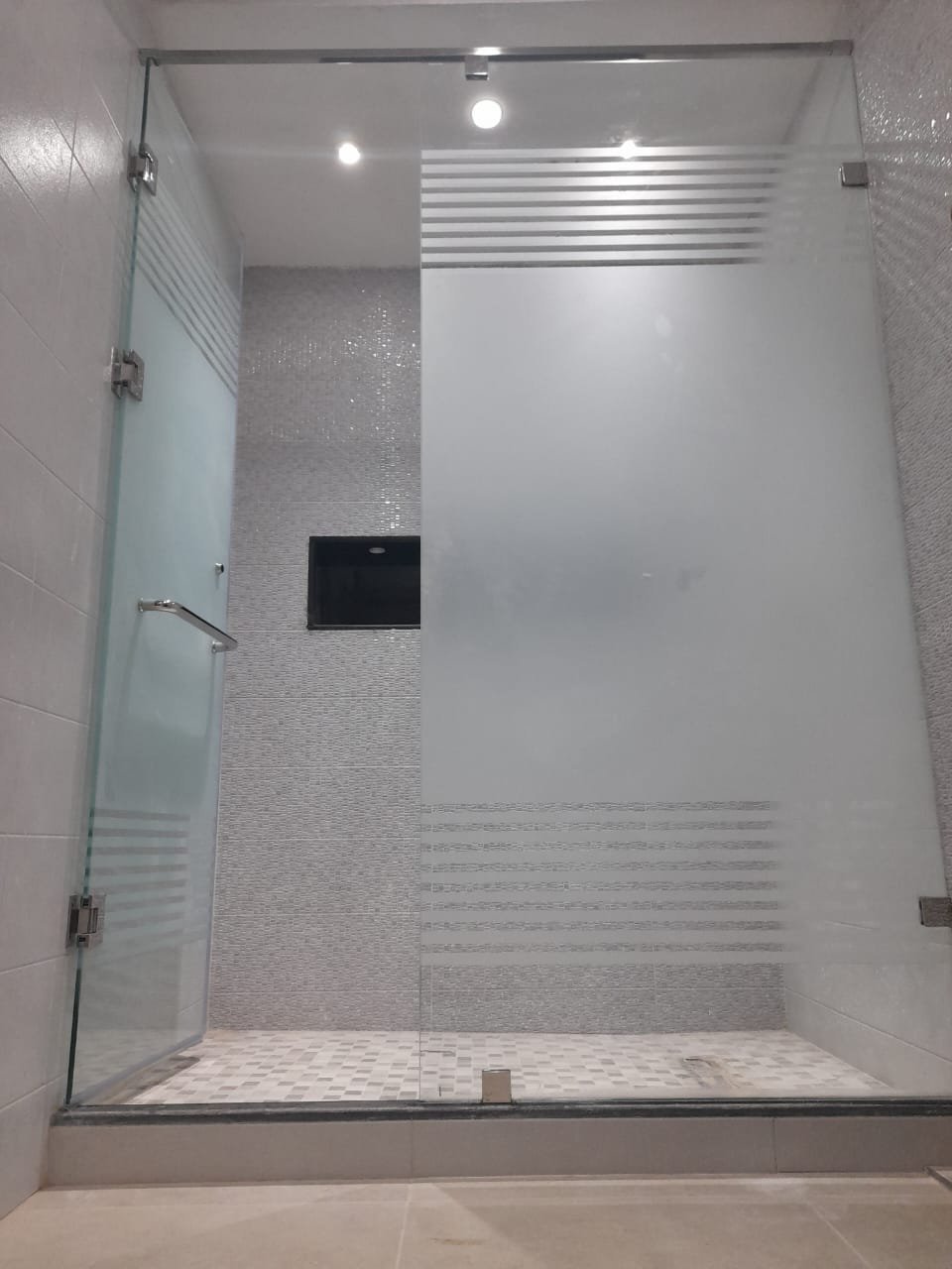 Douche à l'italienne, faïence cannelée et paroi vitrée