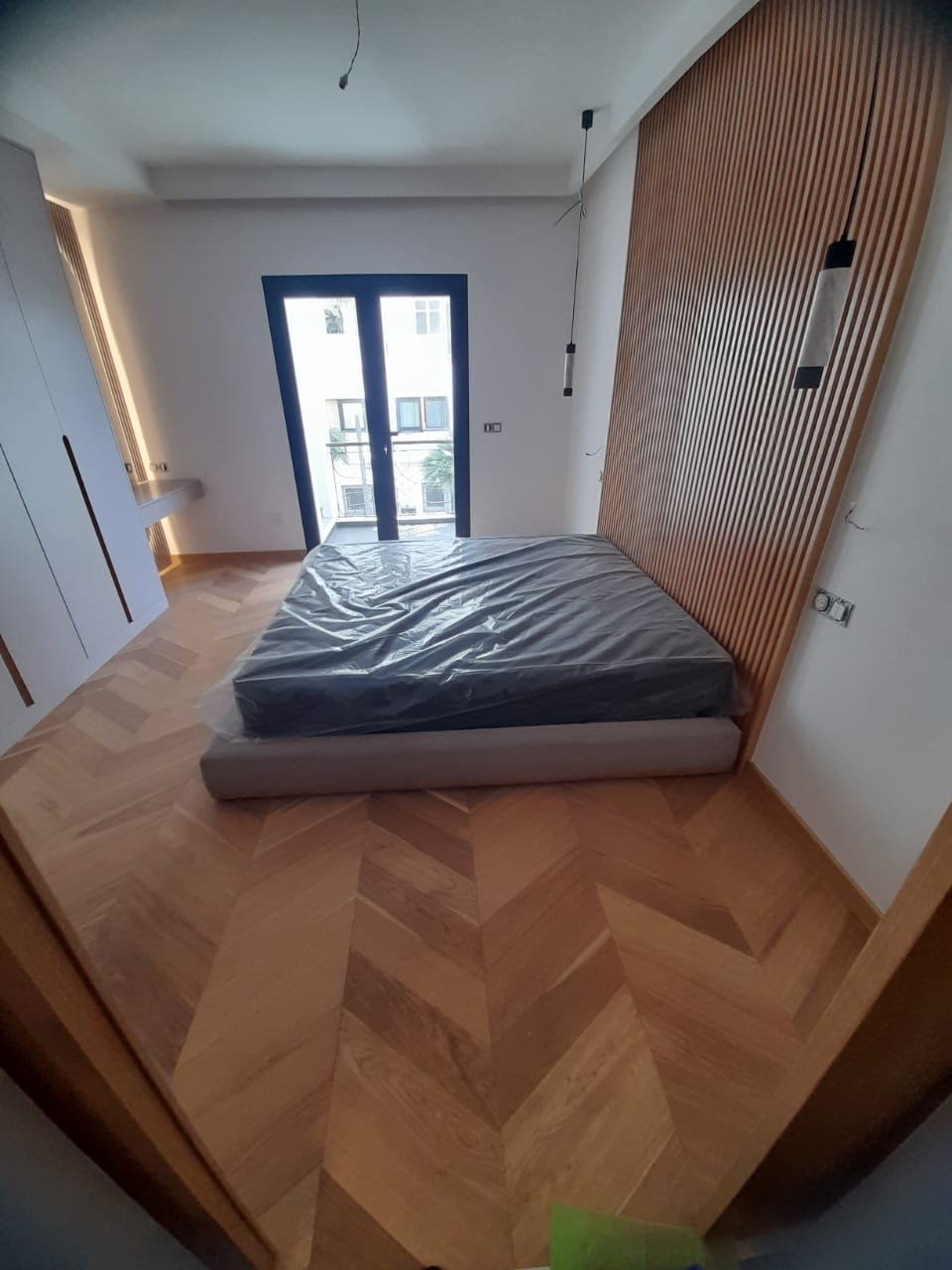 Chambre, chevrons et tête de lit bois